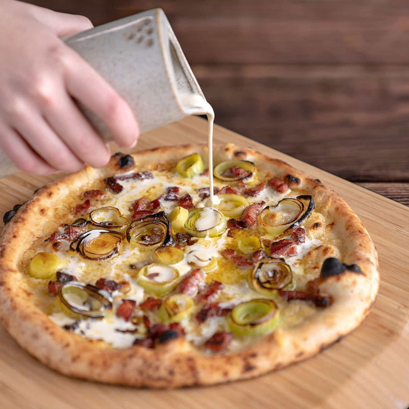 Pizza Festive à la saucisse, au Bacon et au jambon de Parme — Ooni FR