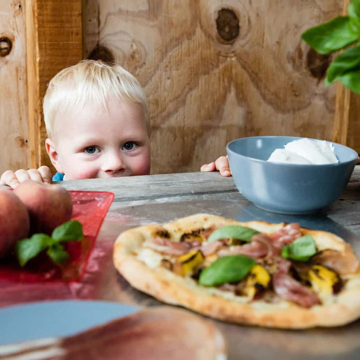 Otto looks at pizza