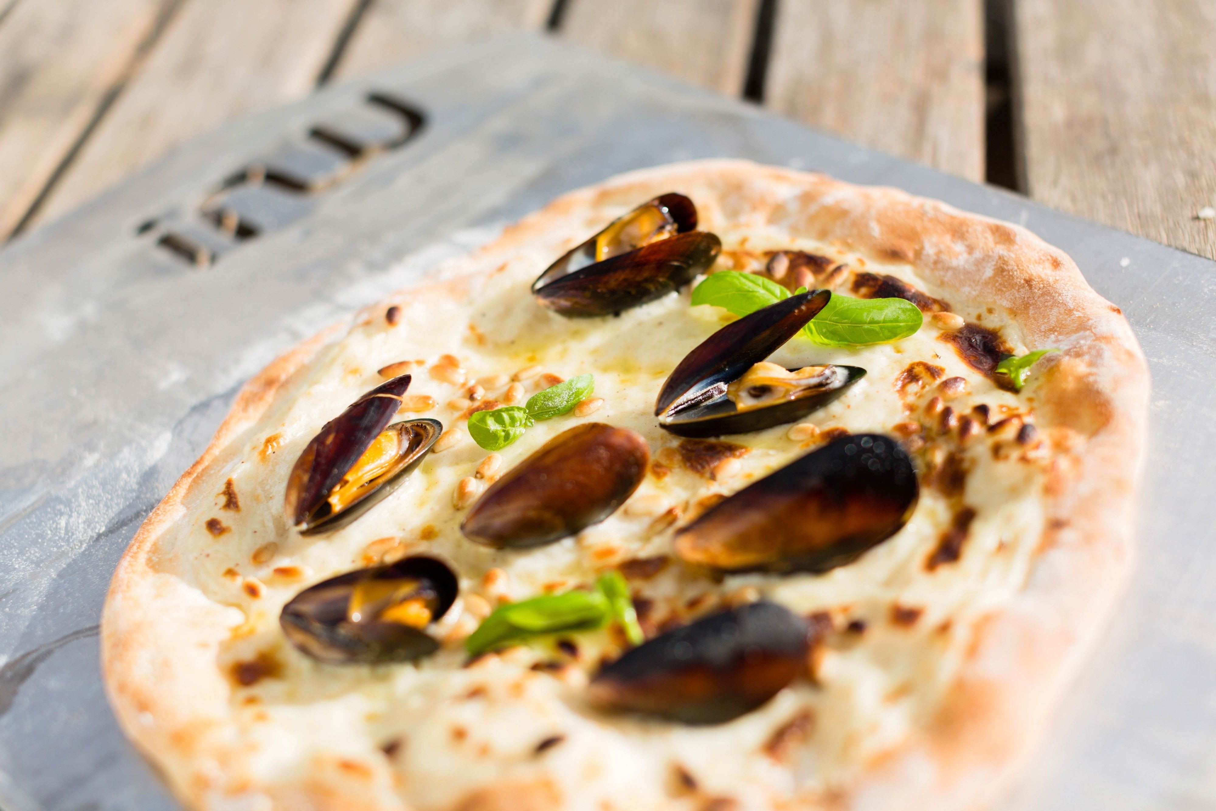 Pizza blanche aux moules— Ooni Canada