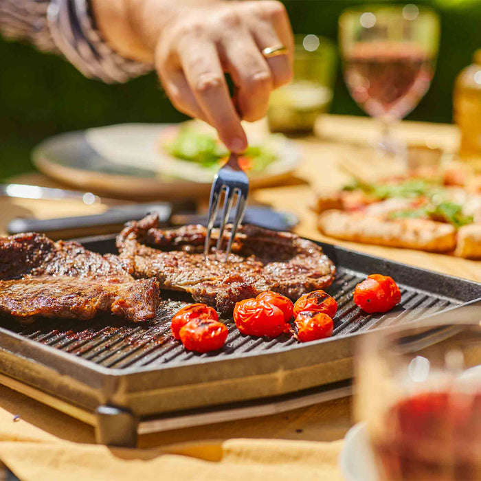 Dual Sided Grizzler plate with steak cooking on tio | Cliquez sur cette image pour ouvrir la fenêtre modale de produits. La fenêtre modale de produits permet de zoomer sur les images.