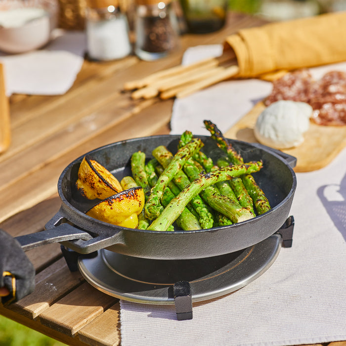 Cast Iron Skillet pan with cooked asparagus  | Cliquez sur cette image pour ouvrir la fenêtre modale de produits. La fenêtre modale de produits permet de zoomer sur les images.