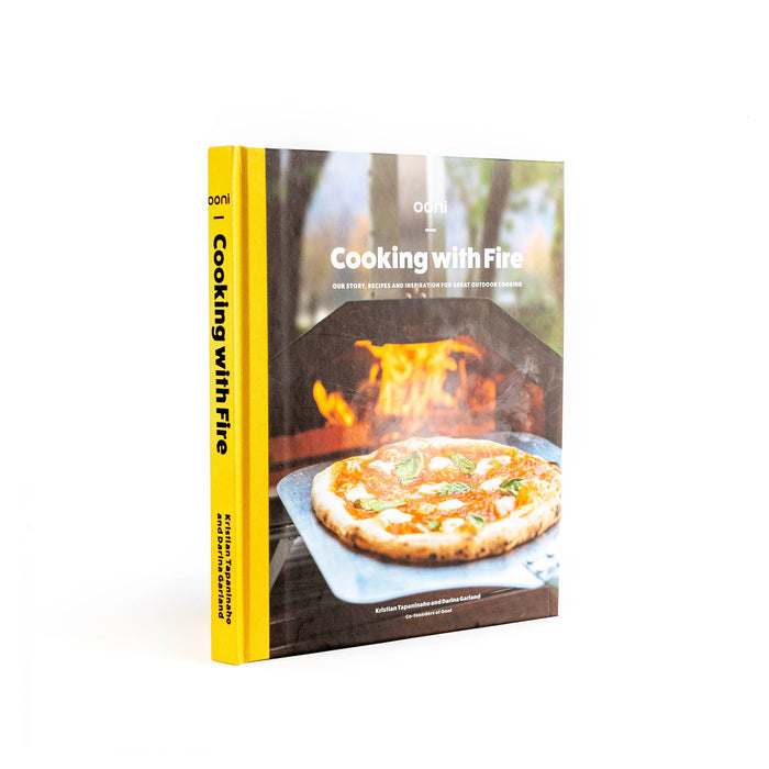 Ooni: Cooking with Fire Cookbook | Cliquez sur cette image pour ouvrir la fenêtre modale de produits. La fenêtre modale de produits permet de zoomer sur les images.