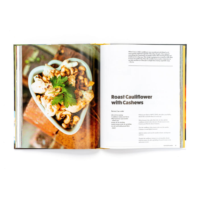 Ooni: Cooking with Fire Cookbook | Cliquez sur cette image pour ouvrir la fenêtre modale de produits. La fenêtre modale de produits permet de zoomer sur les images.