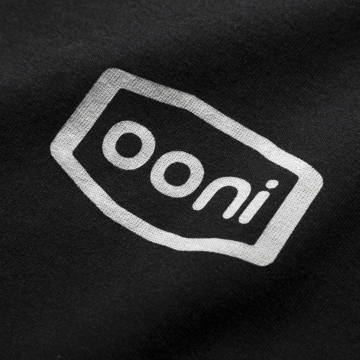Ooni Badge T-shirt – Adult (Black) | Cliquez sur cette image pour ouvrir la fenêtre modale de produits. La fenêtre modale de produits permet de zoomer sur les images.