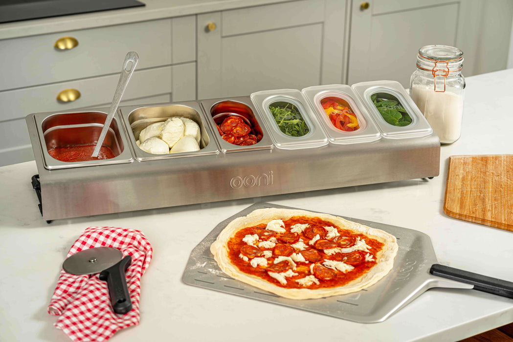 Ooni Pizza Topping Station - Ooni Canada | Cliquez sur cette image pour ouvrir la fenêtre modale de produits. La fenêtre modale de produits permet de zoomer sur les images.