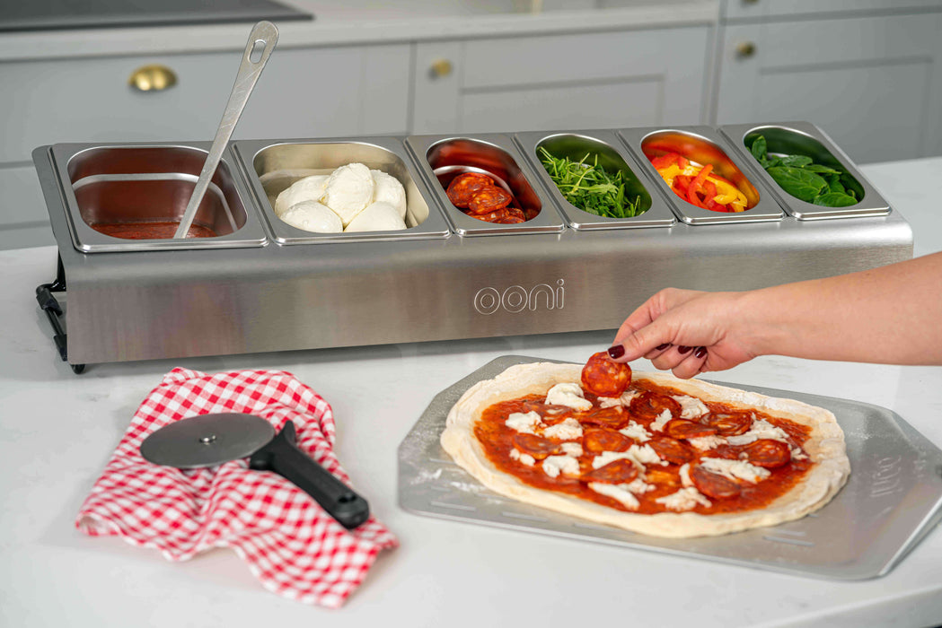 Ooni Pizza Topping Station - Ooni Canada | Cliquez sur cette image pour ouvrir la fenêtre modale de produits. La fenêtre modale de produits permet de zoomer sur les images.